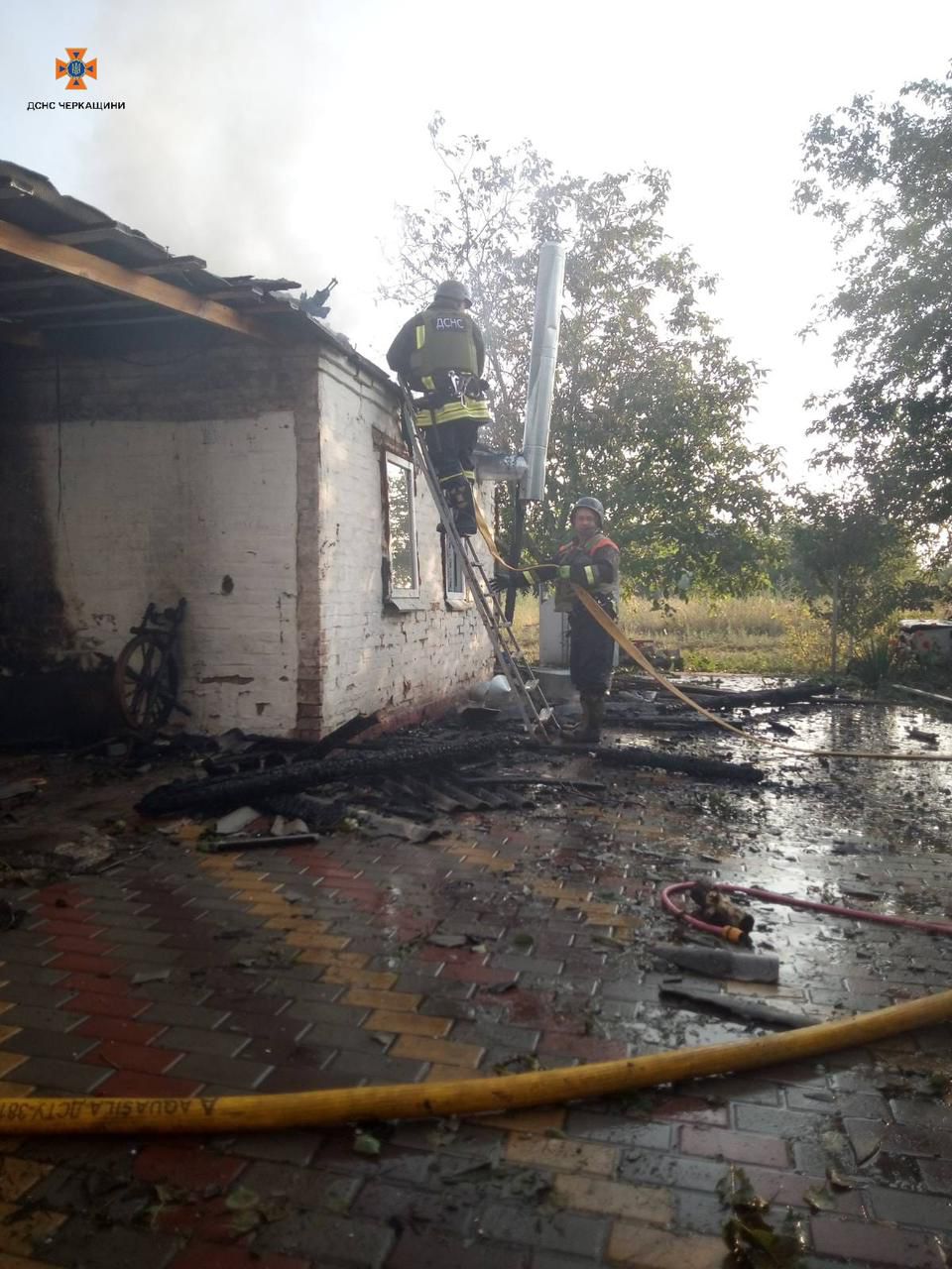 На Черкащині внаслідок ворожої атаки пошкоджено лінії електропередач, виникла пожежа у господарчій споруді - фото 2