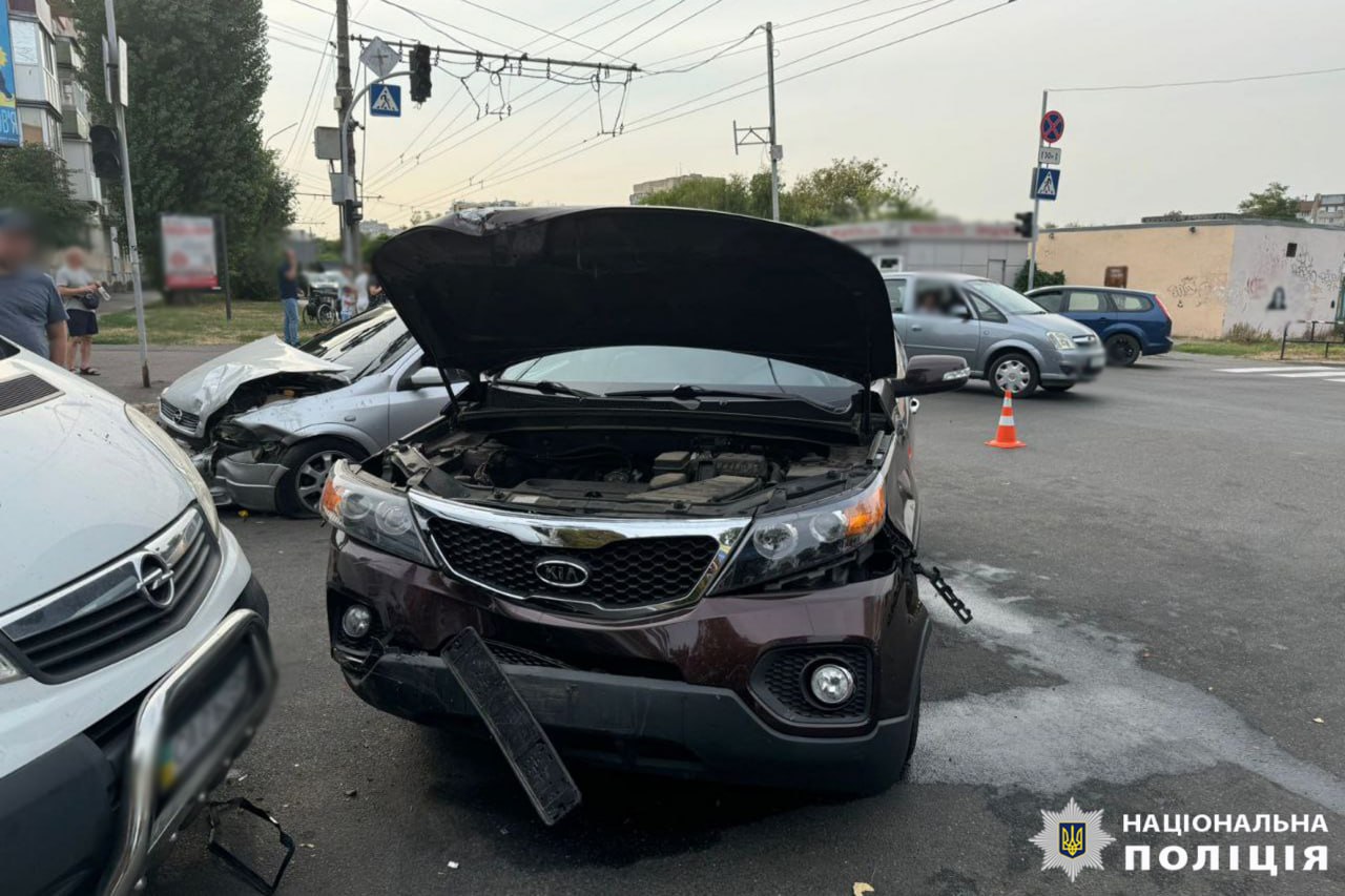 У Черкасах зіштовхнулися три авто, є травмовані - фото 2