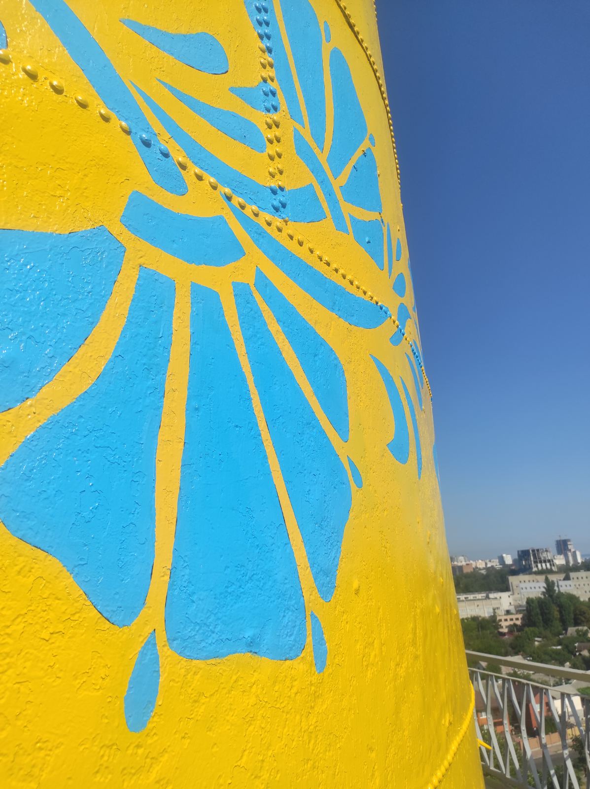 В Черкасах розмалювали вежу Шухова - фото 3