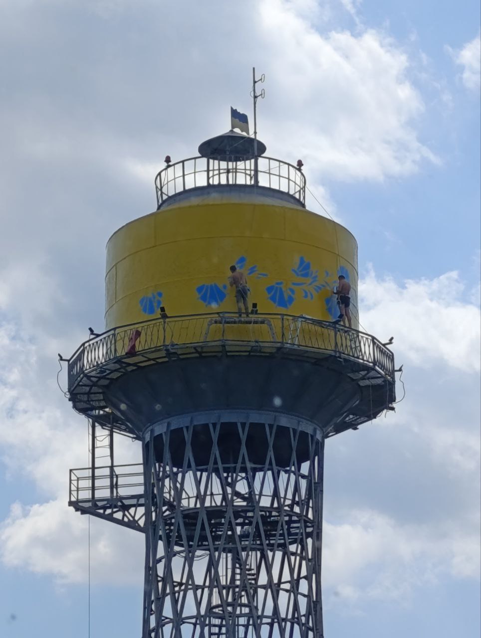 В Черкасах розмалювали вежу Шухова - фото 5