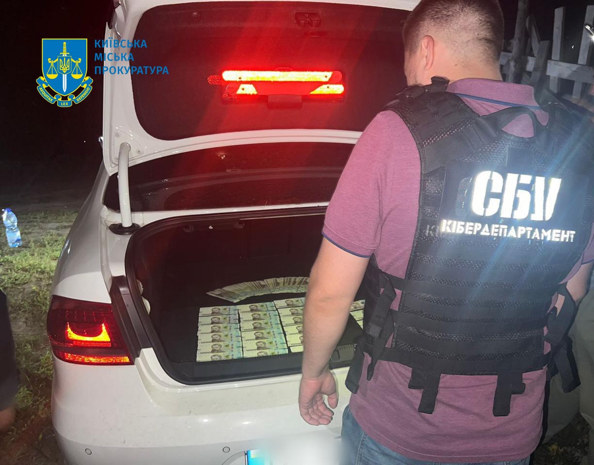 Керівника одного з дочірніх підприємств держкомпанії «Автомобільні дороги України» затримали на хабарі
