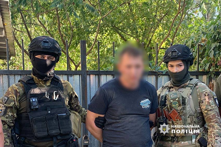 Поліція Києва та СБУ затримали пʼятьох молодиків за підпали військових автівок у столиці