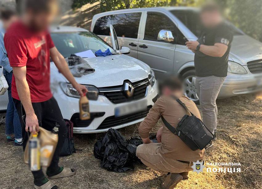 Поліція Києва та СБУ затримали пʼятьох молодиків за підпали військових автівок у столиці - фото 3
