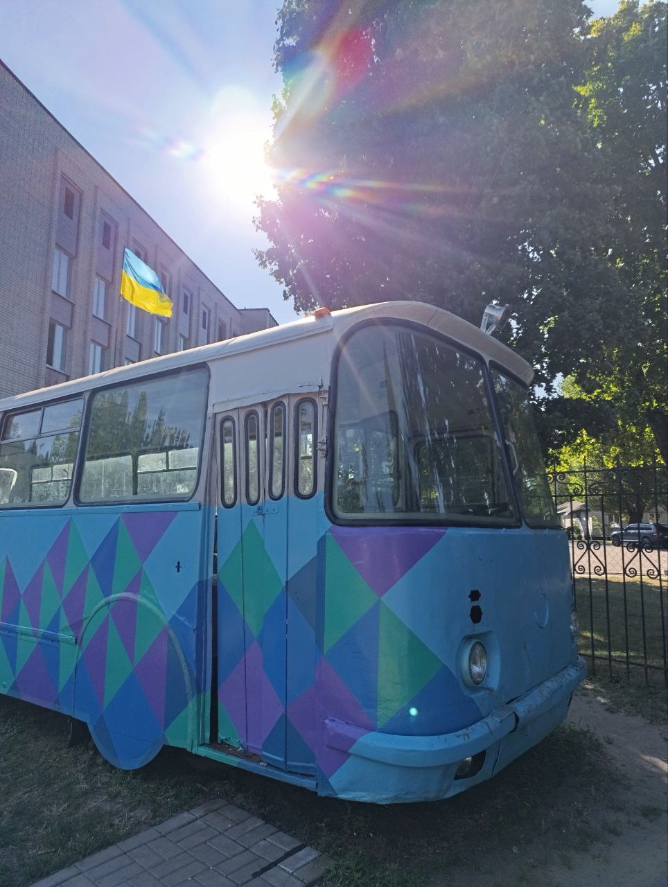 Черкаські комунальники причепурили раритетний автобус у водопарку