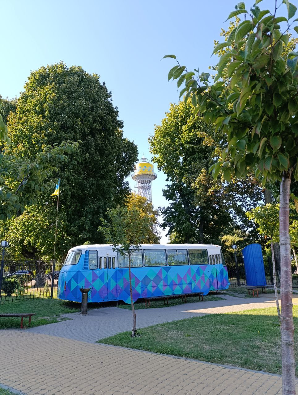 Черкаські комунальники причепурили раритетний автобус у водопарку - фото 2