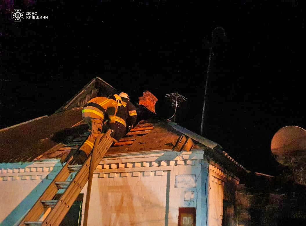 Пожежа на Київщині: вогонь забрав життя чоловіка, а жінку з опіками доправлено до лікарні