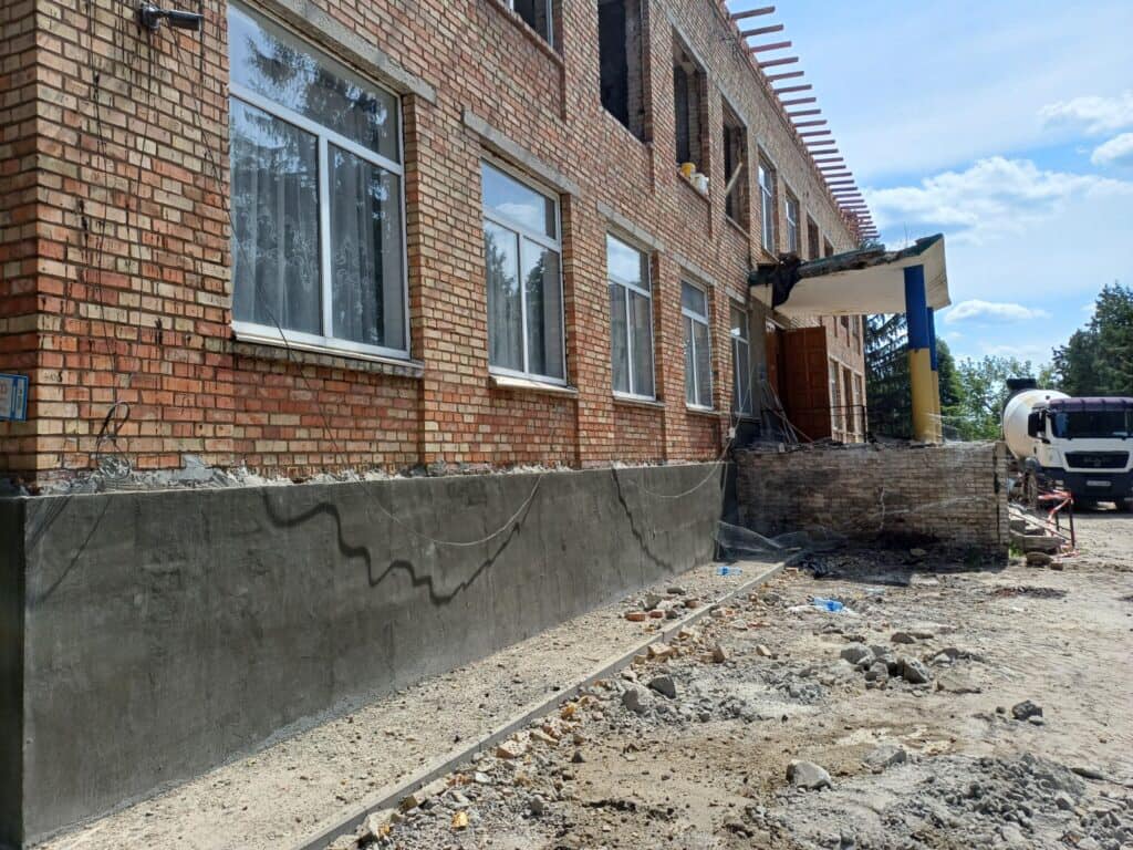На Київщині триває капремонт Мотижинського ліцею після влучання ворожого снаряду