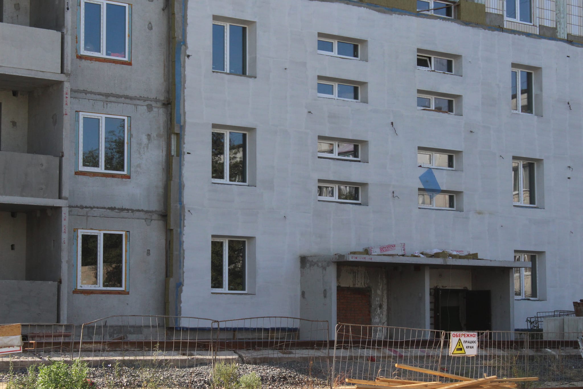 Пошкоджений через російські обстріли будинок в Умані вже утеплено на 50% - фото 2