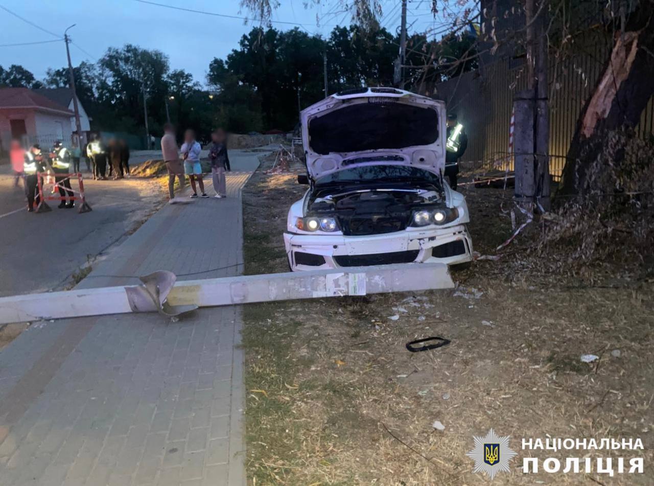 На Київщині автомобіліст під дією наркотиків протаранив електроопору, яка впала на пішохода