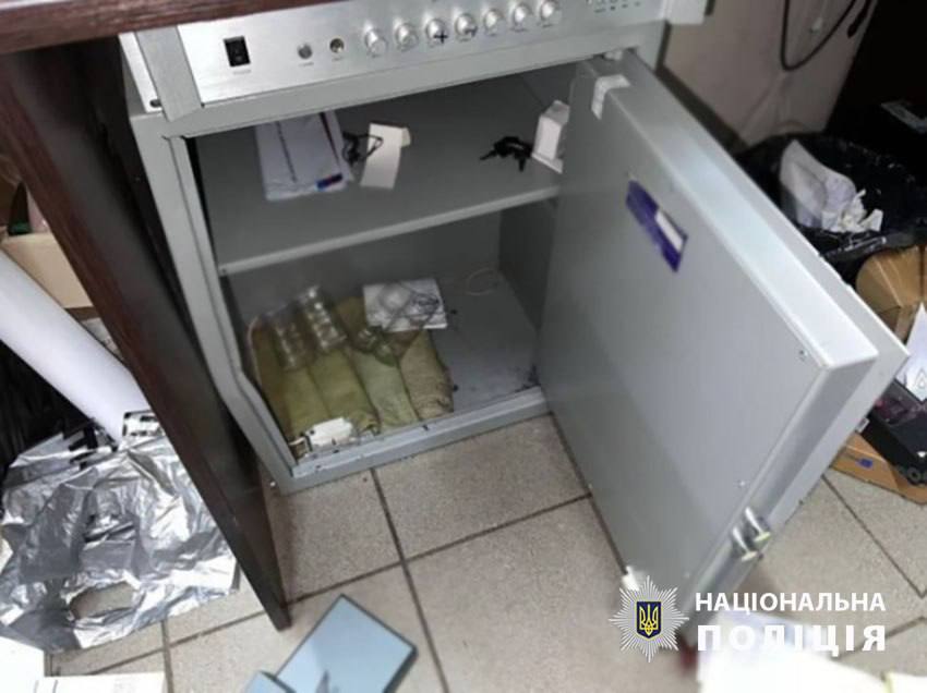 Поліцейські Києва затримали серійного крадія-рецидивіста, який обкрадав банкомати, обмінники та магазини у столиці - фото 2