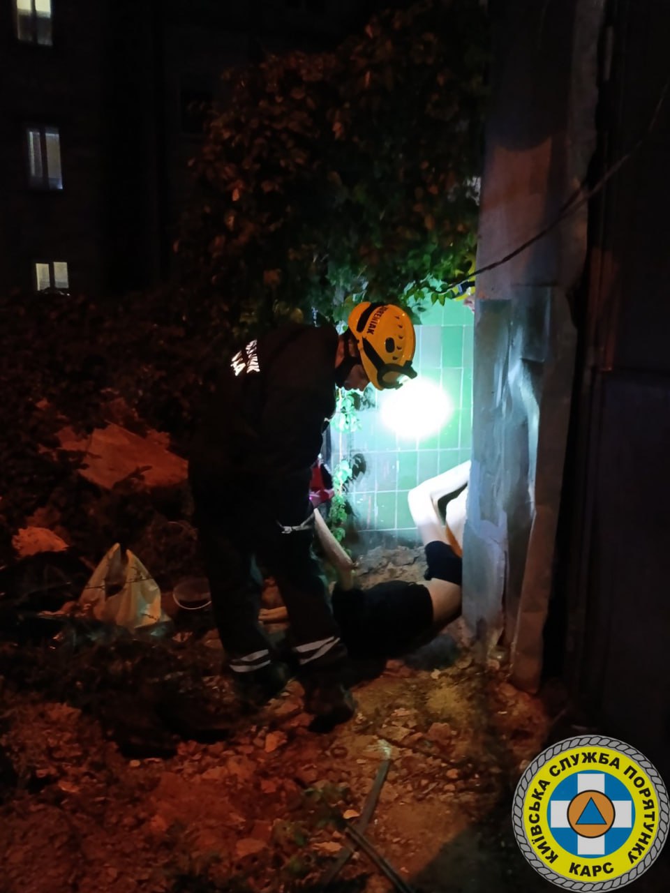 Співробітники Київської служби порятунку врятували чоловіка, який застряг між гаражами