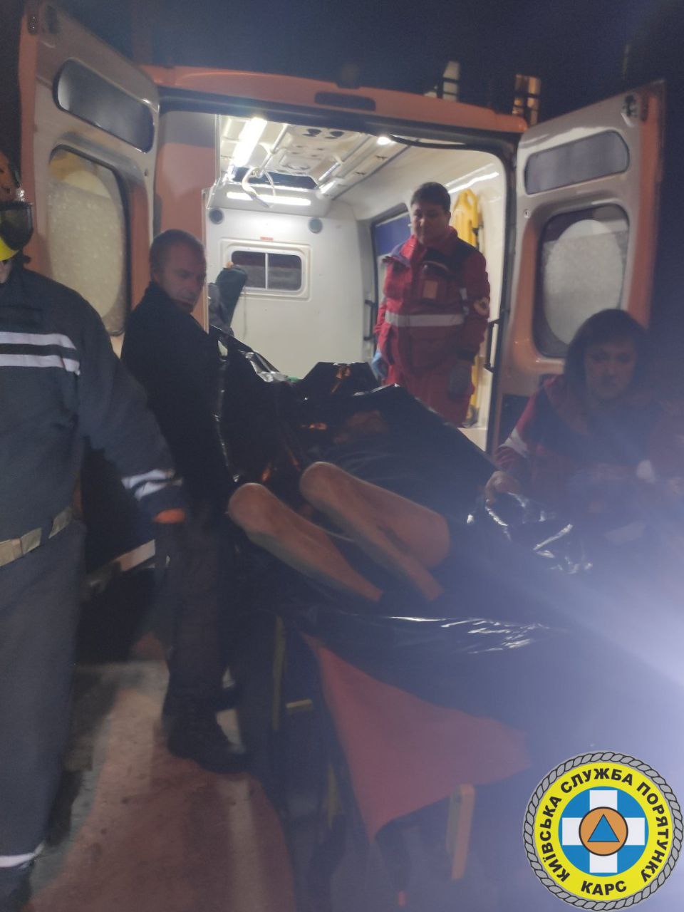 Співробітники Київської служби порятунку врятували чоловіка, який застряг між гаражами - фото 2