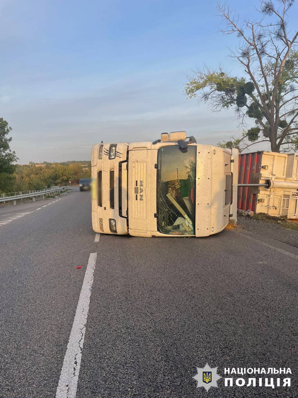 У Черкаській області перекинулася вантажівка із зерном
