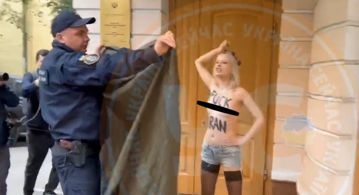 Активістки «Фемен» роздяглися під посольством Ірану в Києві - фото 2