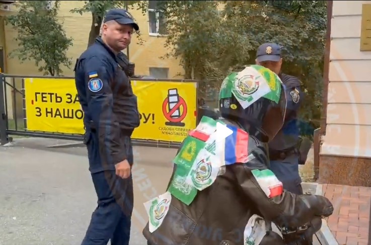 Активістки «Фемен» роздяглися під посольством Ірану в Києві - фото 3