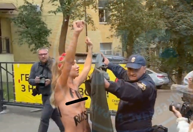 Активістки «Фемен» роздяглися під посольством Ірану в Києві - фото 4