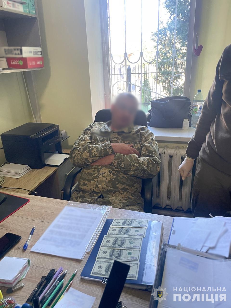 Поліцейські Черкащини викрили посадовця РТЦК та його спільницю у хабарництві