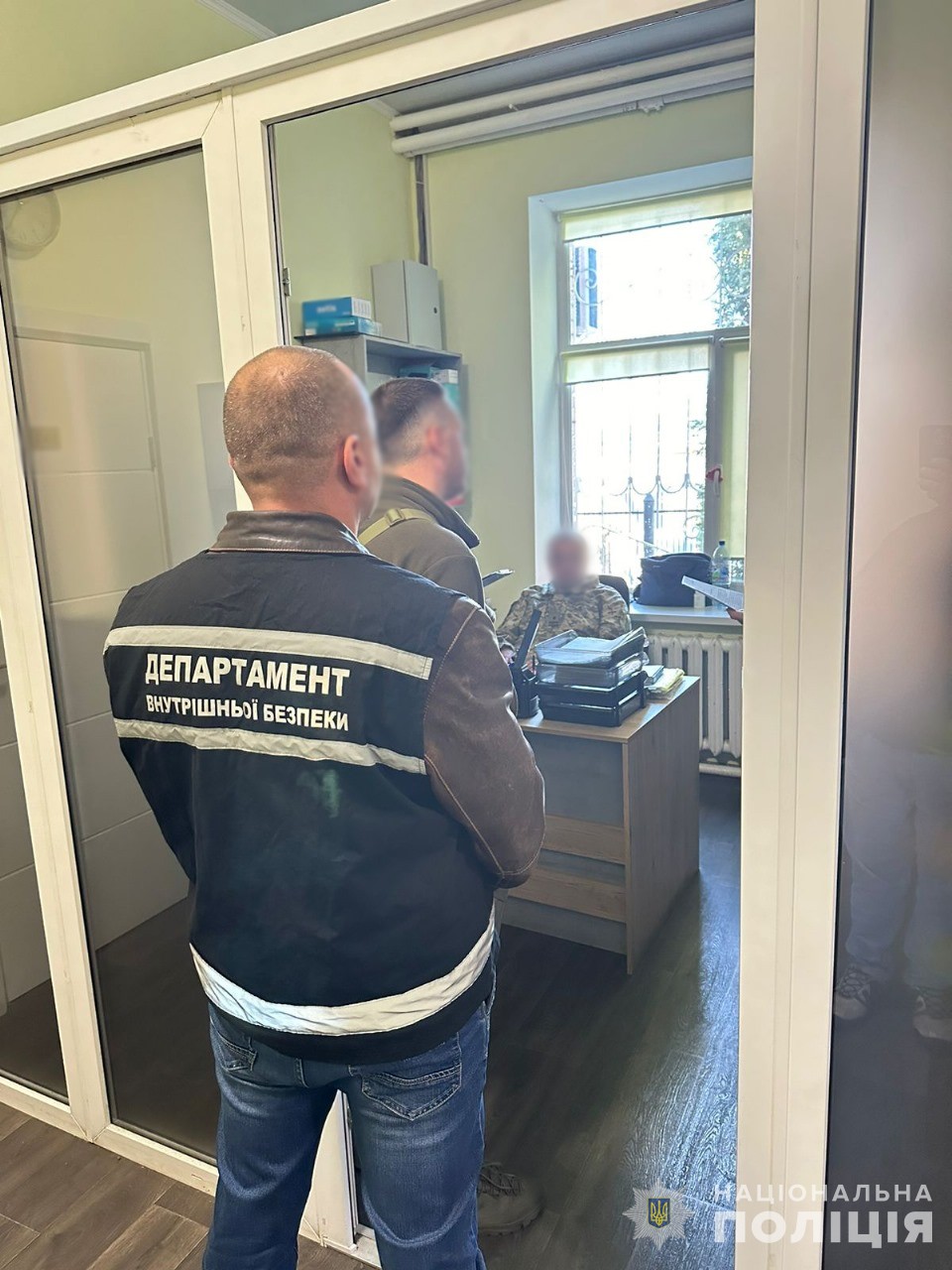 Поліцейські Черкащини викрили посадовця РТЦК та його спільницю у хабарництві - фото 2