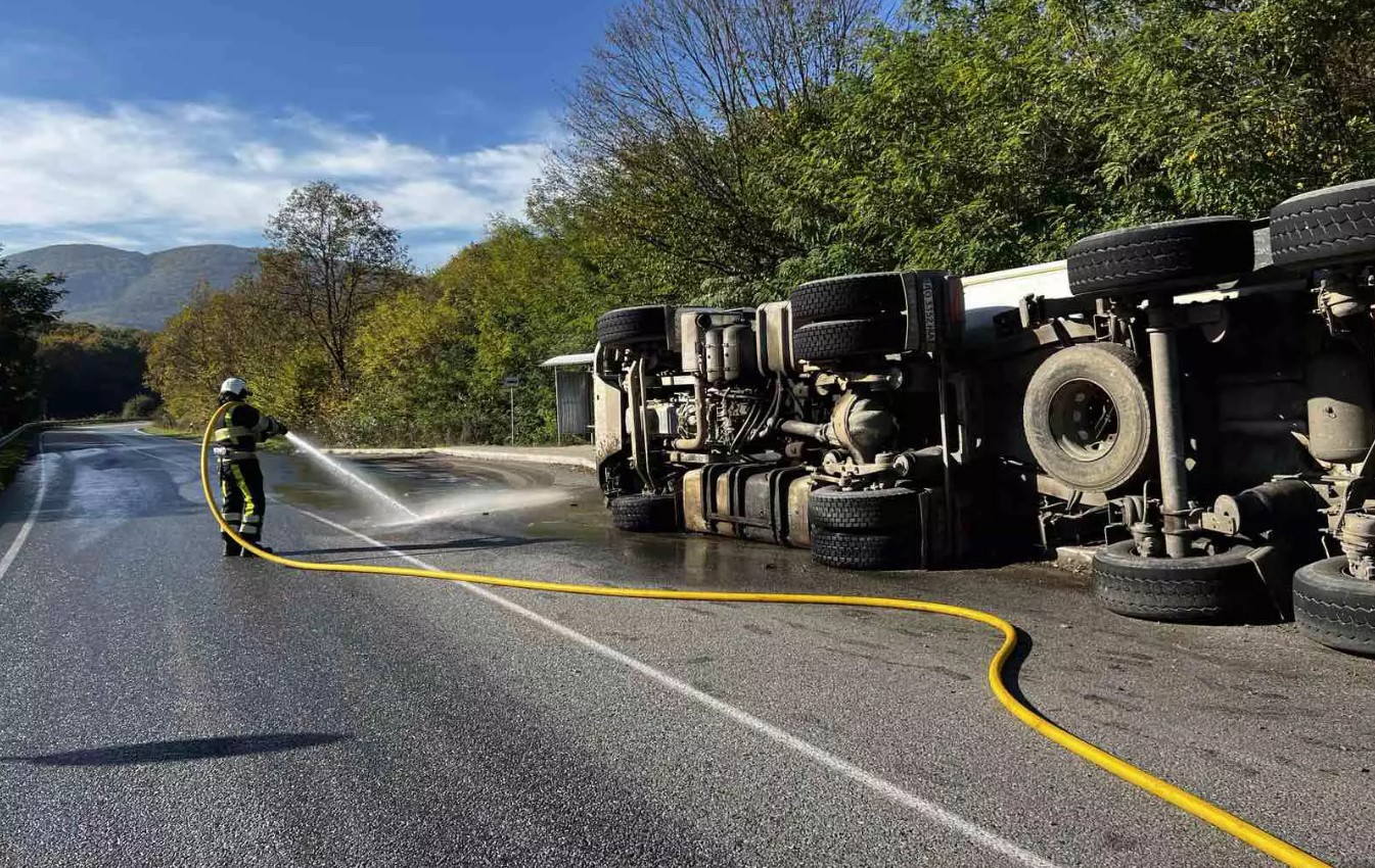 На Волині перекинулася вантажівка, стався витік пального
