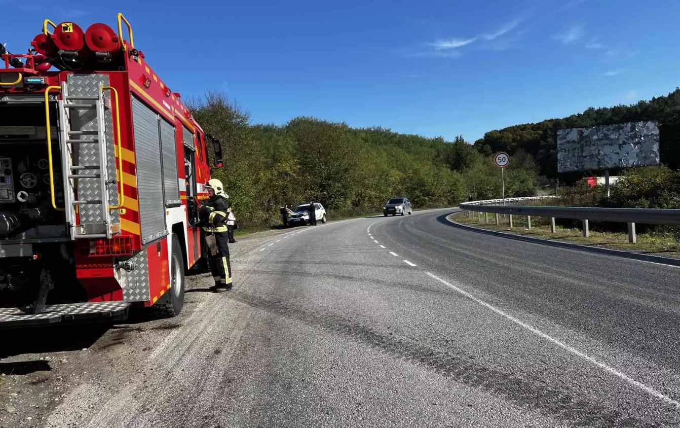 На Волині перекинулася вантажівка, стався витік пального - фото 2