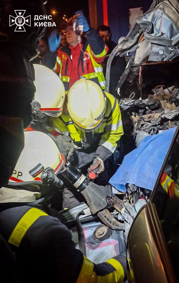 Столичні рятувальники звільнили водія з понівеченого автомобіля