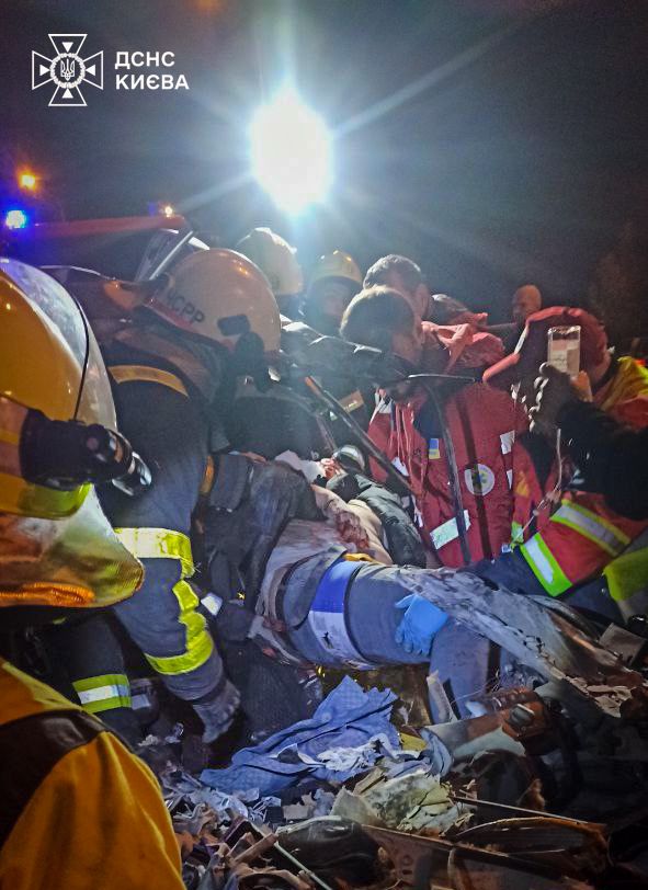 Столичні рятувальники звільнили водія з понівеченого автомобіля - фото 3