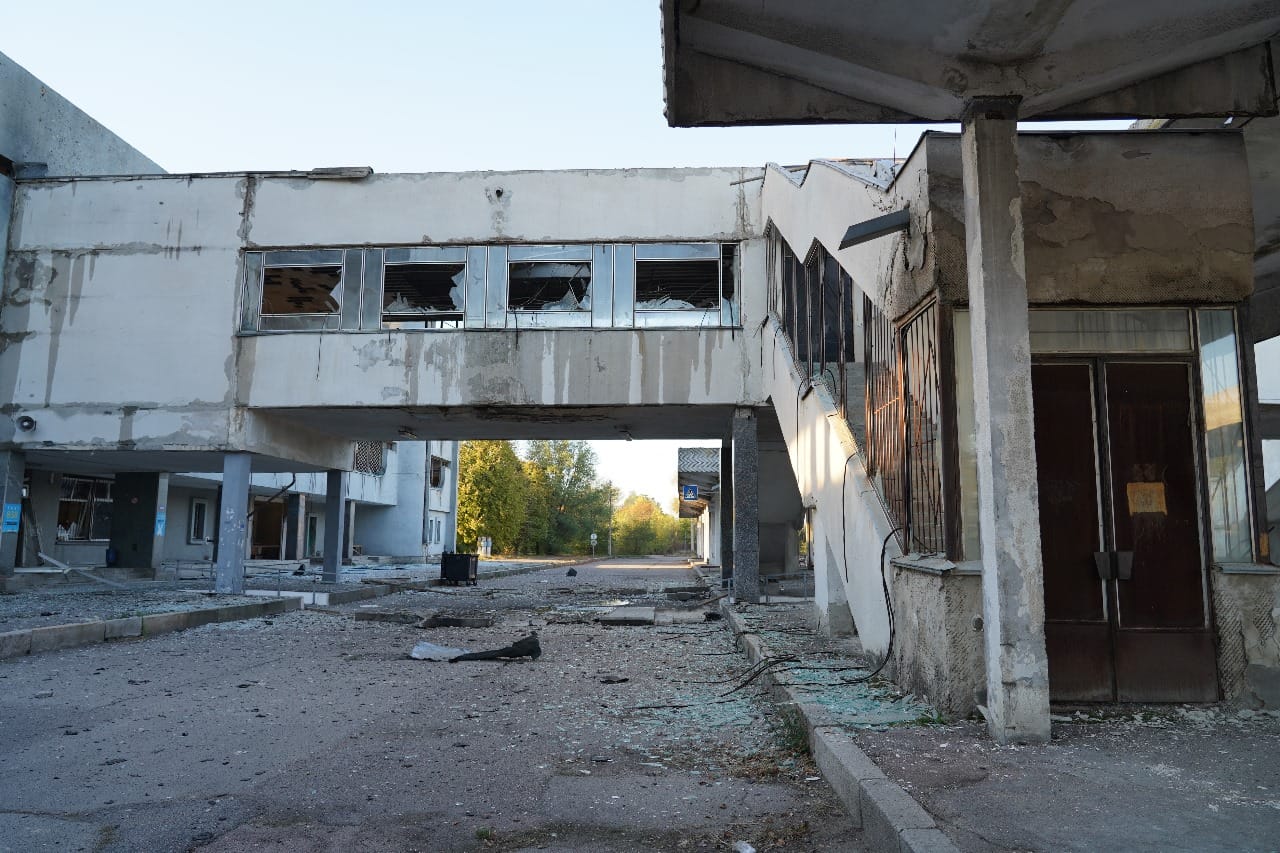 Наслідки ворожої атаки на Черкащину: пошкоджено автовокзал, будинок, гараж та автомобілі - фото 2