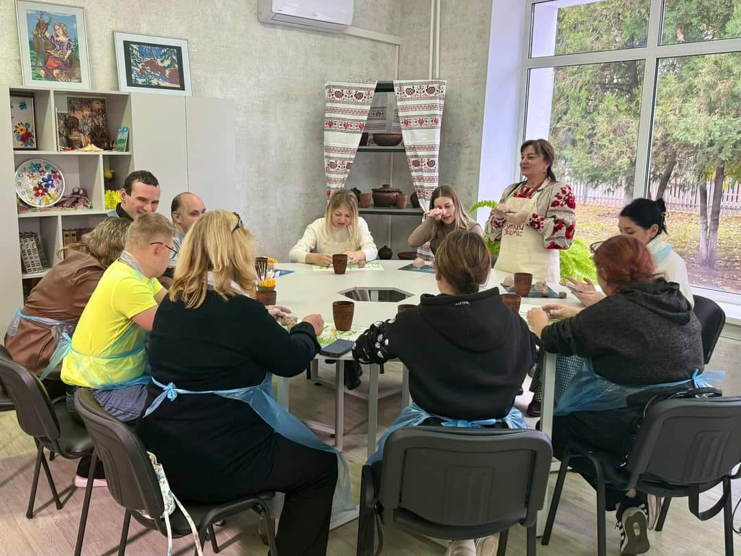 Центр гончарства для ветеранів, родин загиблих, літніх людей та осіб з інвалідністю відкрили в Черкасах