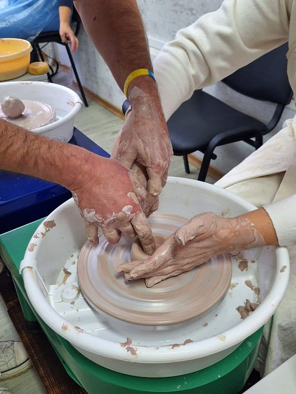 Центр гончарства для ветеранів, родин загиблих, літніх людей та осіб з інвалідністю відкрили в Черкасах - фото 3