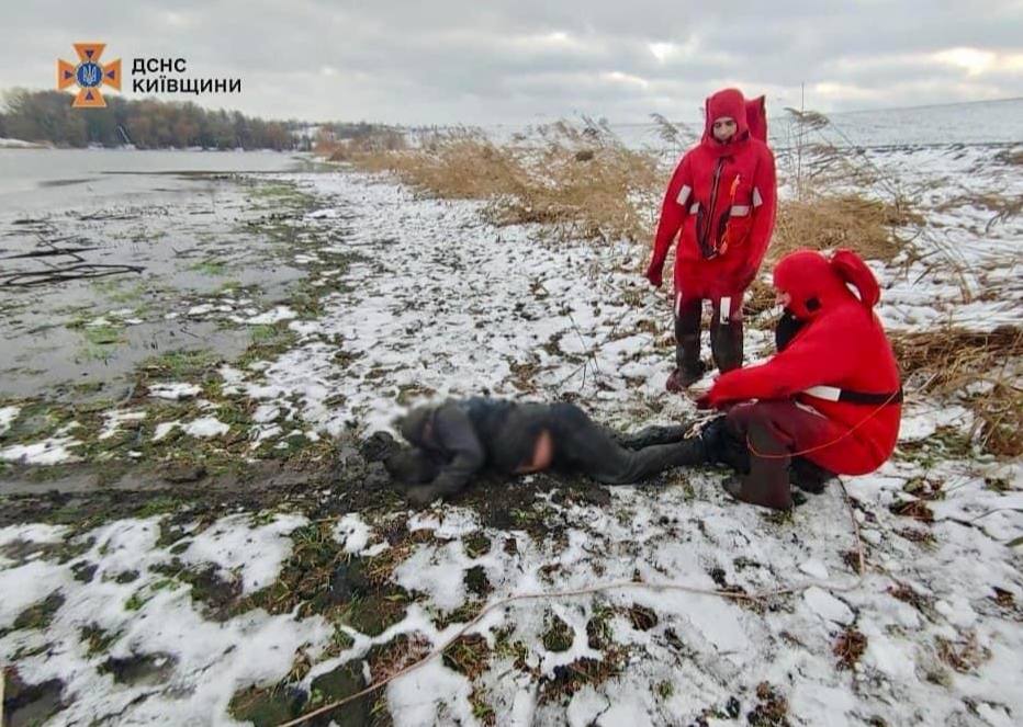 На Київщині рятувальники дістали тіло чоловіка з водойми - фото 2