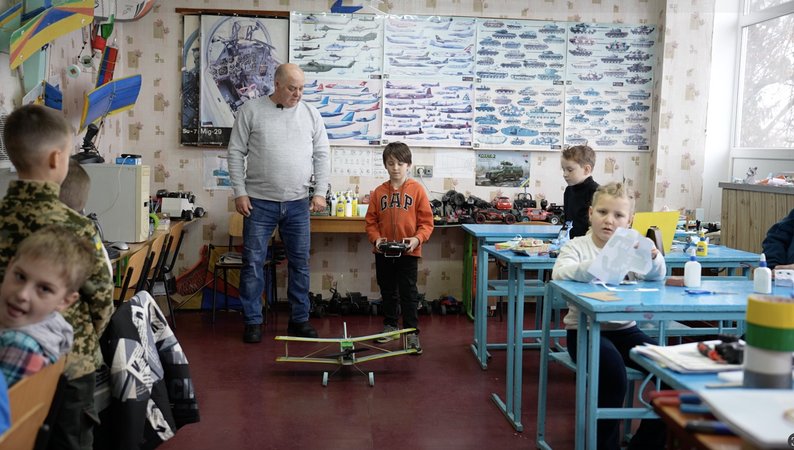 Третьокласник з Черкащини зібрав літак з двигуном від російського дрона-камікадзе