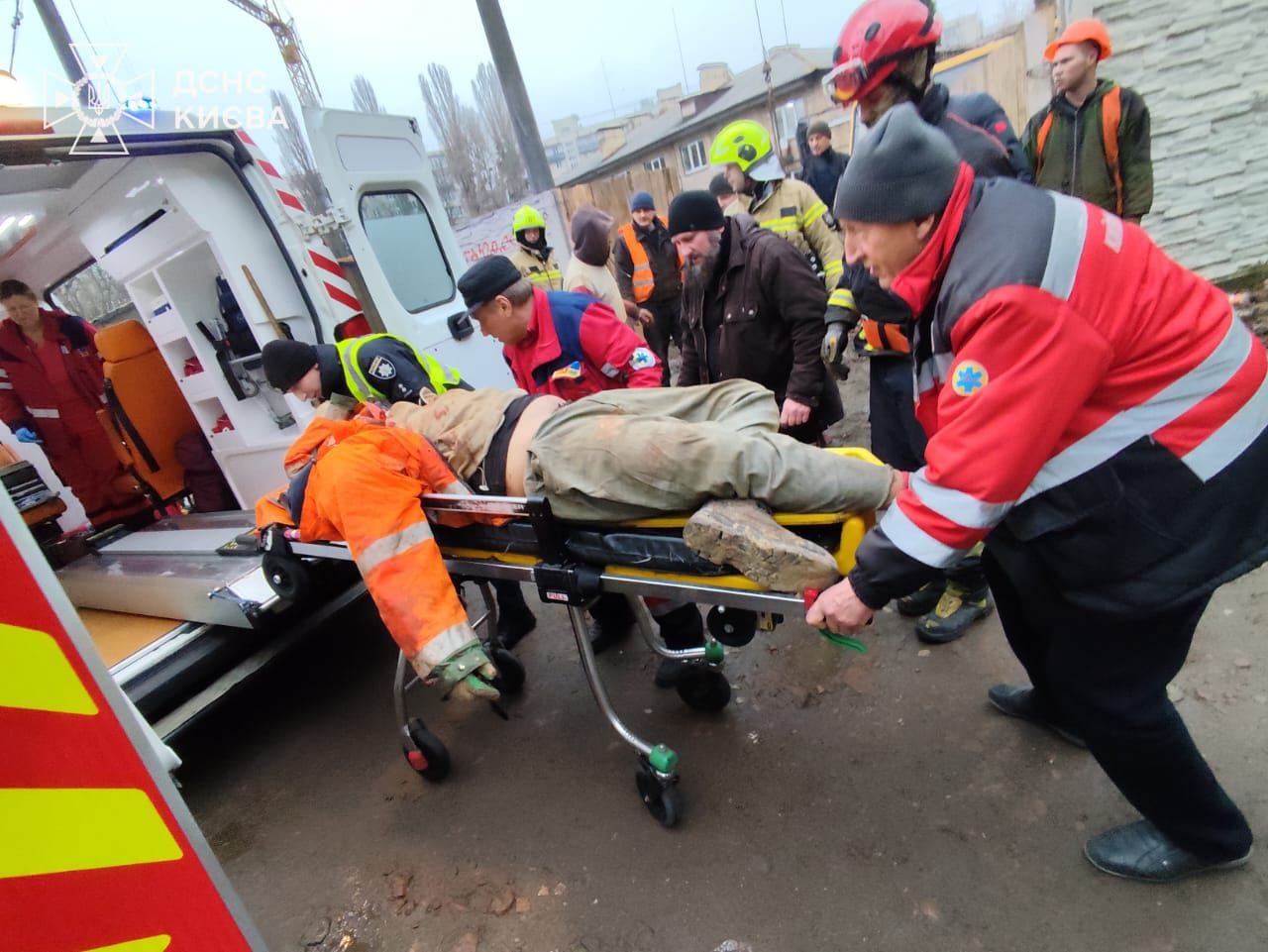 В Києві чоловік впав у котлован на будівництві - фото 2