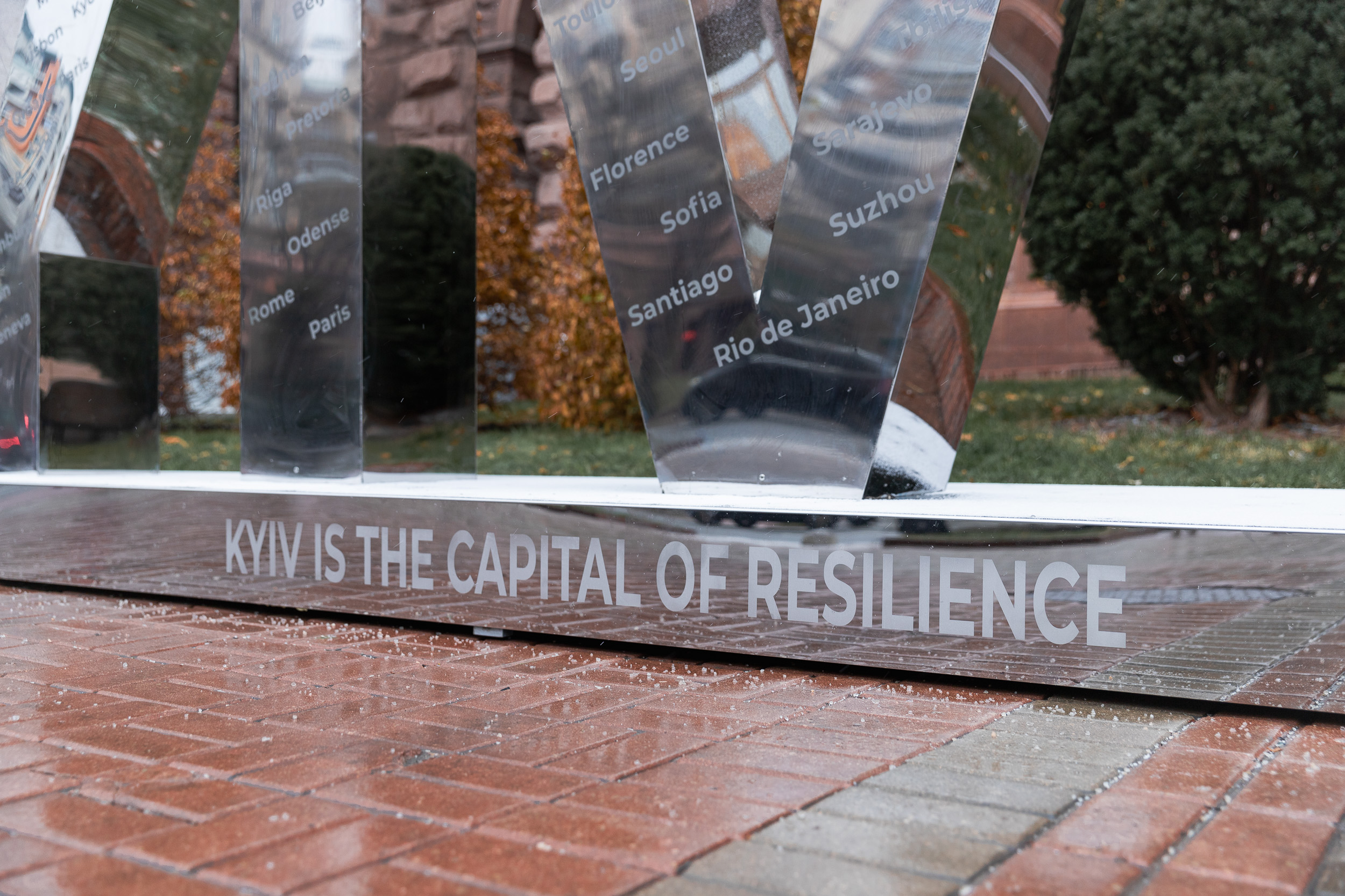 Біля КМДА оновили 3D-конструкцію «KYIV» - фото 3