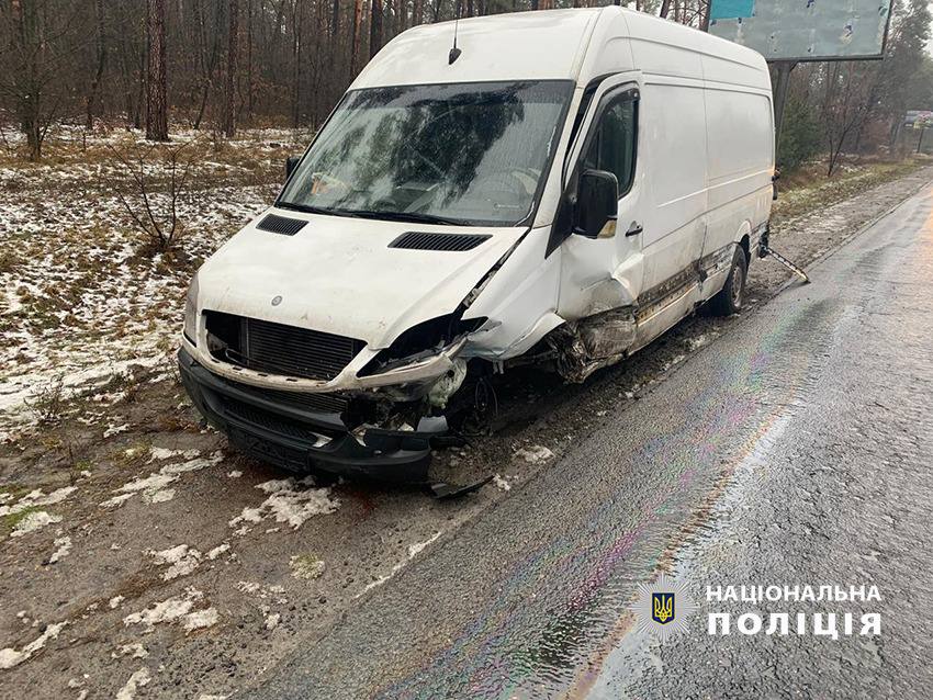 На Гостомельському шосе зіштовхнулися легковик та мікроавтобус, є постраждалі