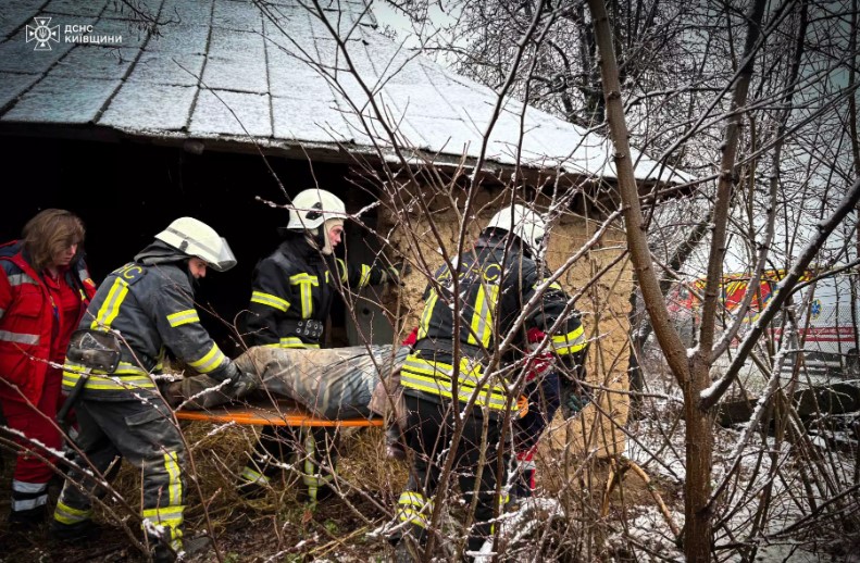 На Київщині рятувальники допомогли потерпілому внаслідок обвалу стіни будинку