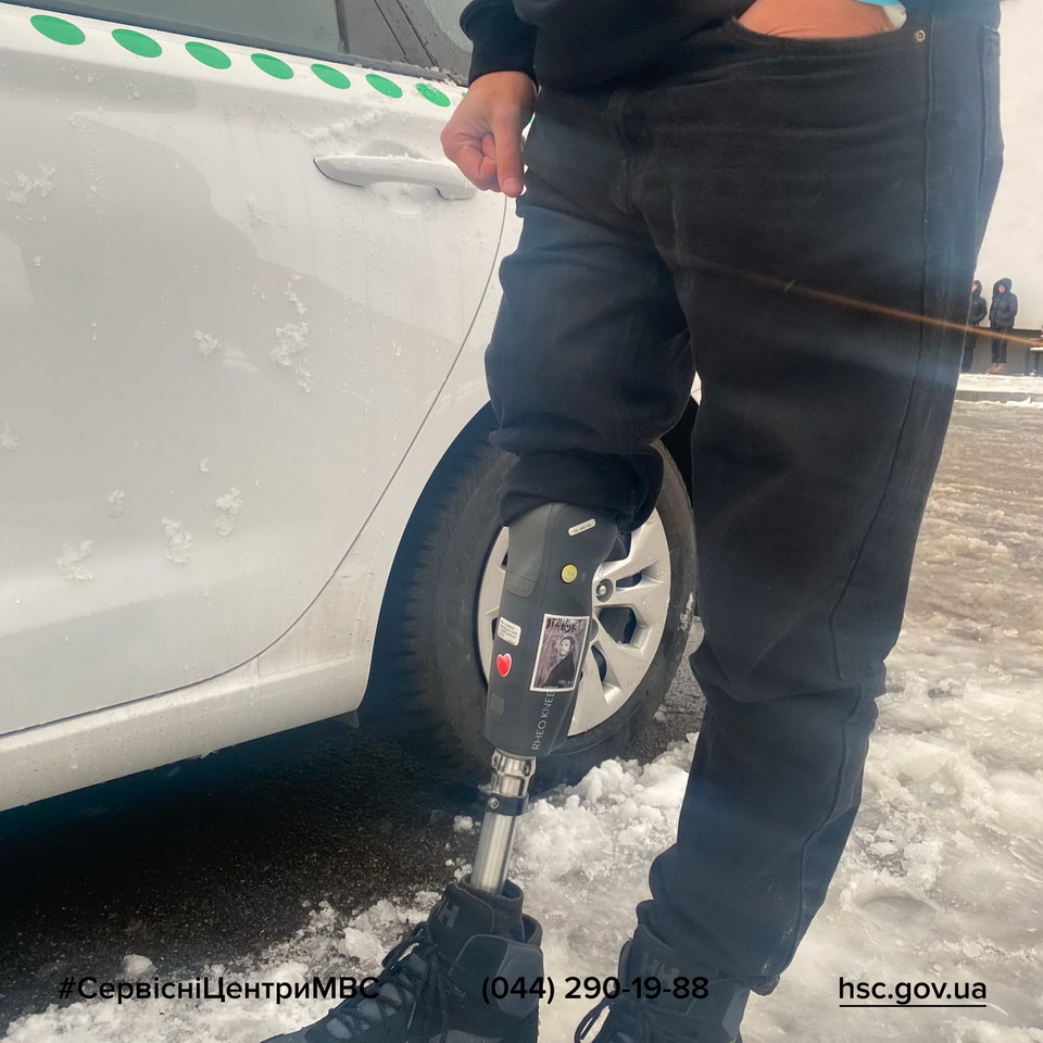 Вперше у Вінниці ветеран здав на права на спеціальному автомобілі - фото 3