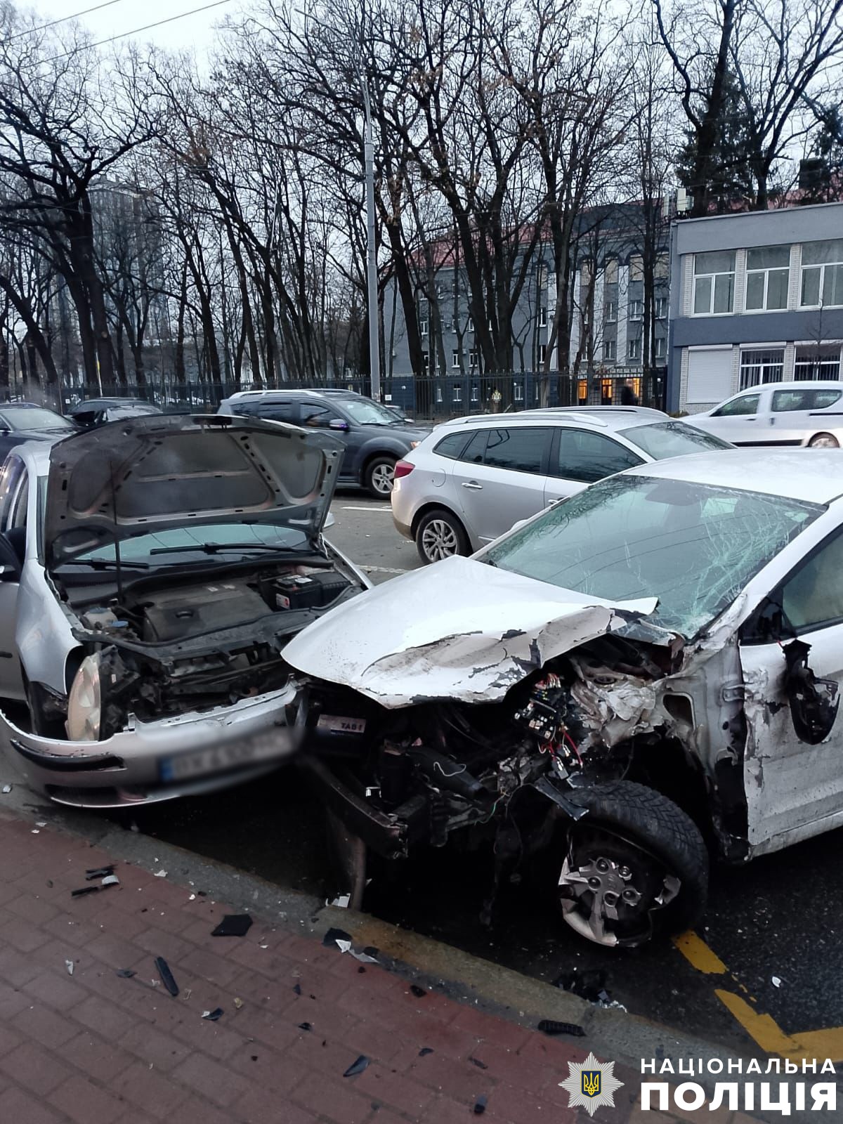 В Києві в автотрощі постраждало три людини