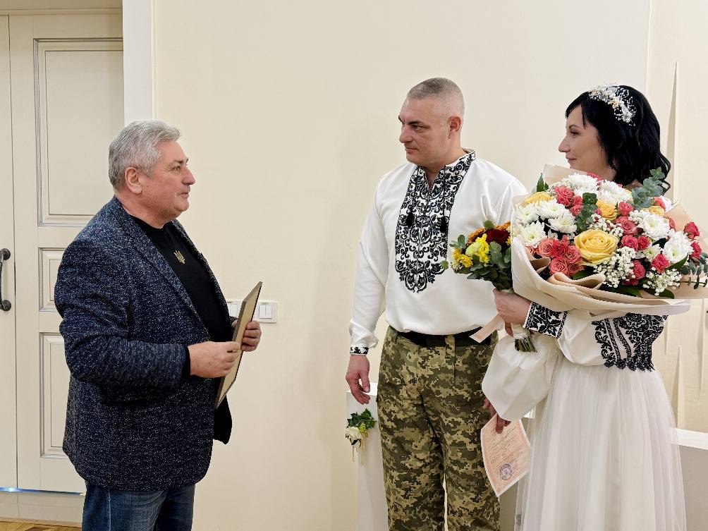 У Черкасах військовий отримав подяку від командування у день весілля - фото 2