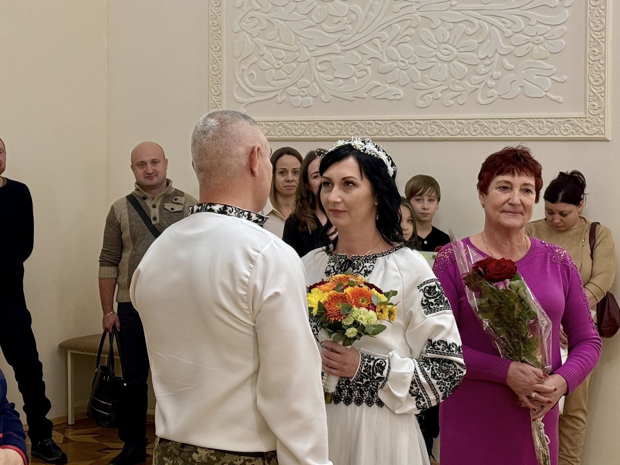 У Черкасах військовий отримав подяку від командування у день весілля