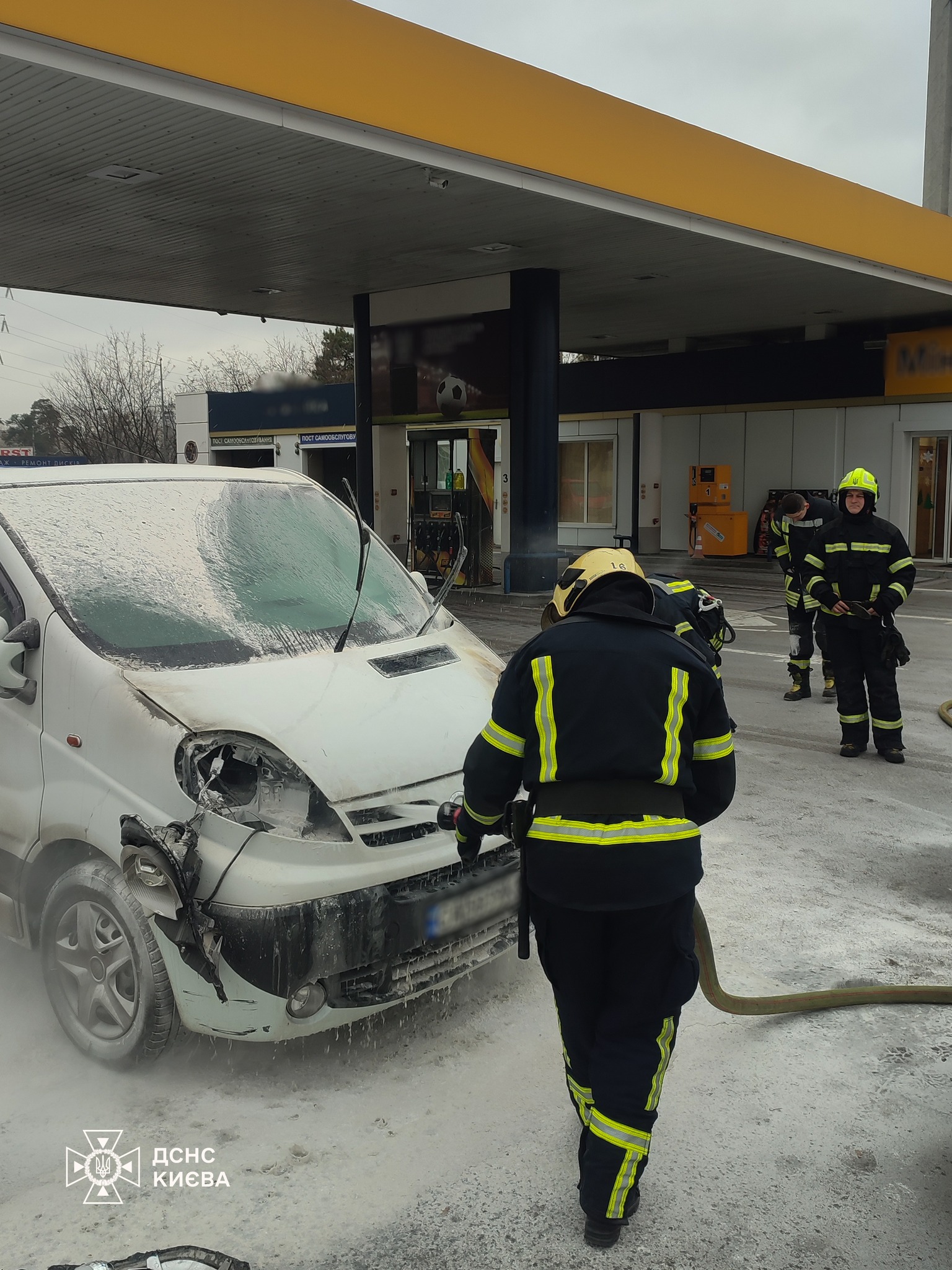 В столиці на АЗС загорівся «Nissan»