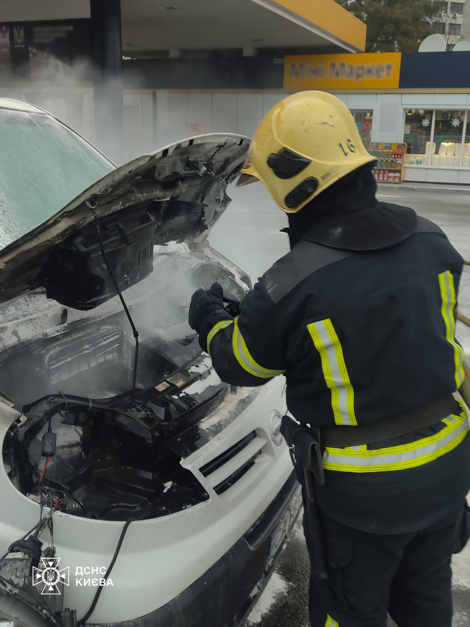 В столиці на АЗС загорівся «Nissan» - фото 2