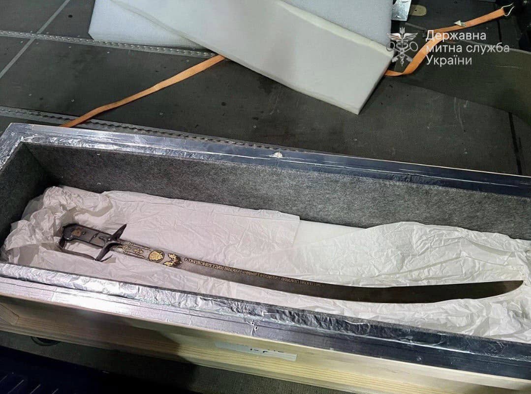 Київська митниця: Шабля Івана Мазепи повернулася в Україну - фото 2