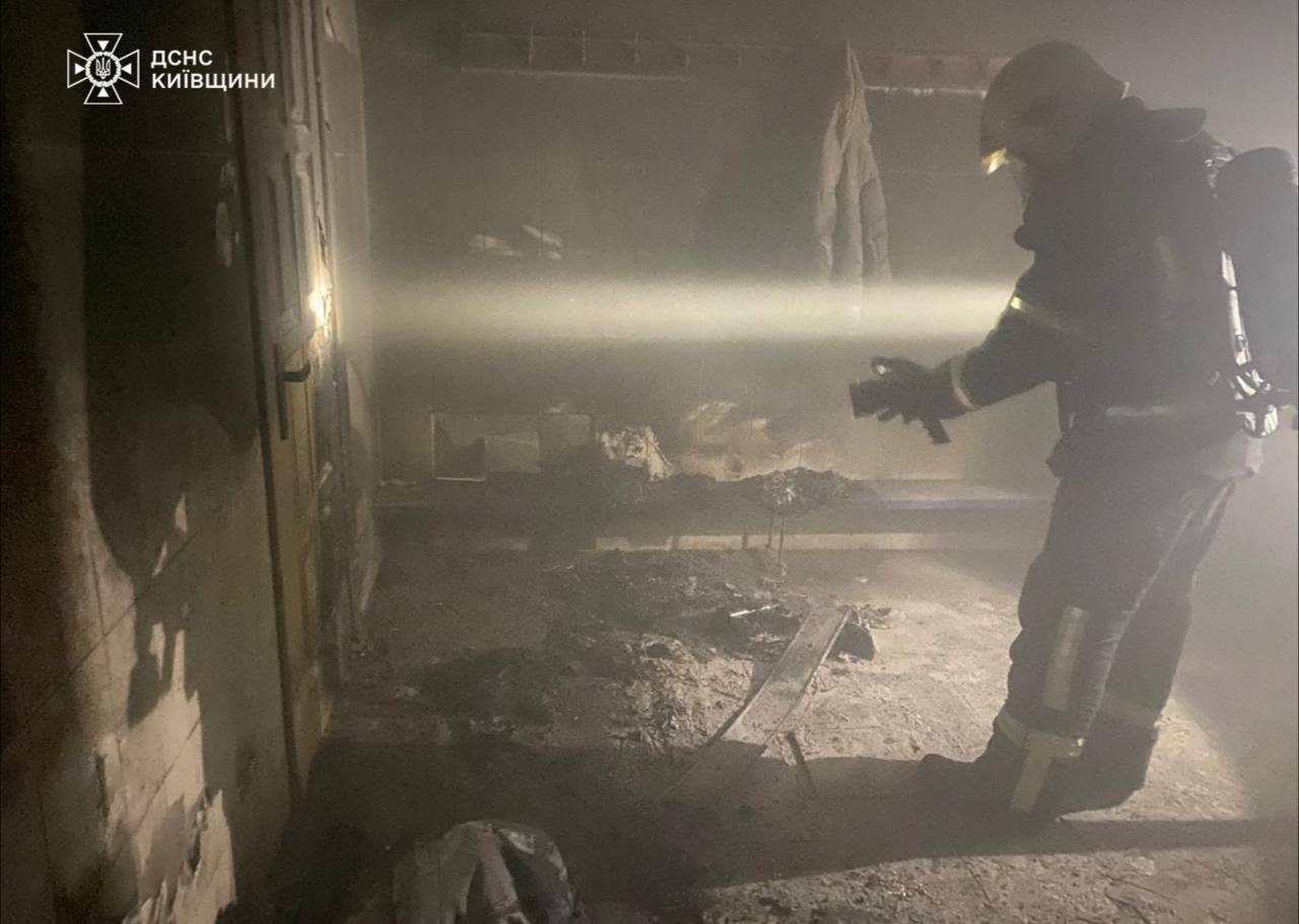 У шкільній роздягальні на Київщині сталася пожежа. Попередня причина – вибух павербанку