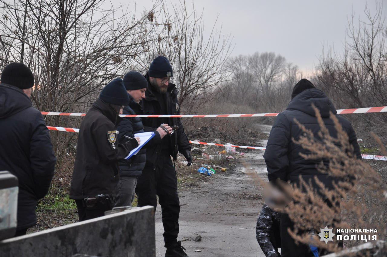 На Черкащині жінка народила дитину, запхала малюка у пакет та викинула у сміттєвий бак - фото 2