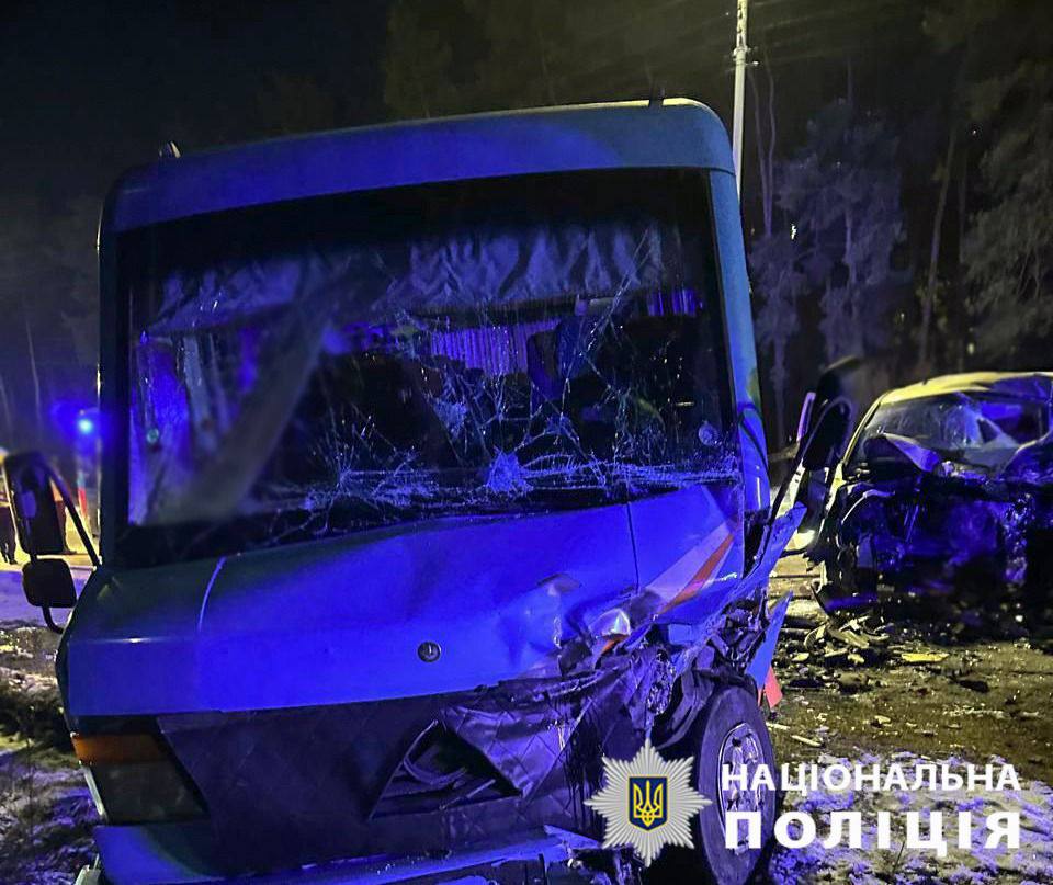 На Столичному шосе зіштовхнулися Hyundai та автобус: є жертви