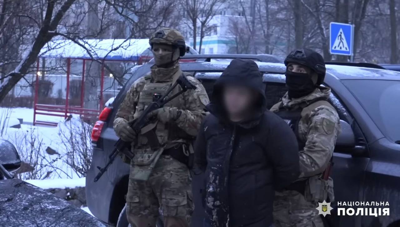 Перевозили повій для vip-клієнтів та торгували наркотиками: в столиці судитимуть 11 злочинців - фото 2