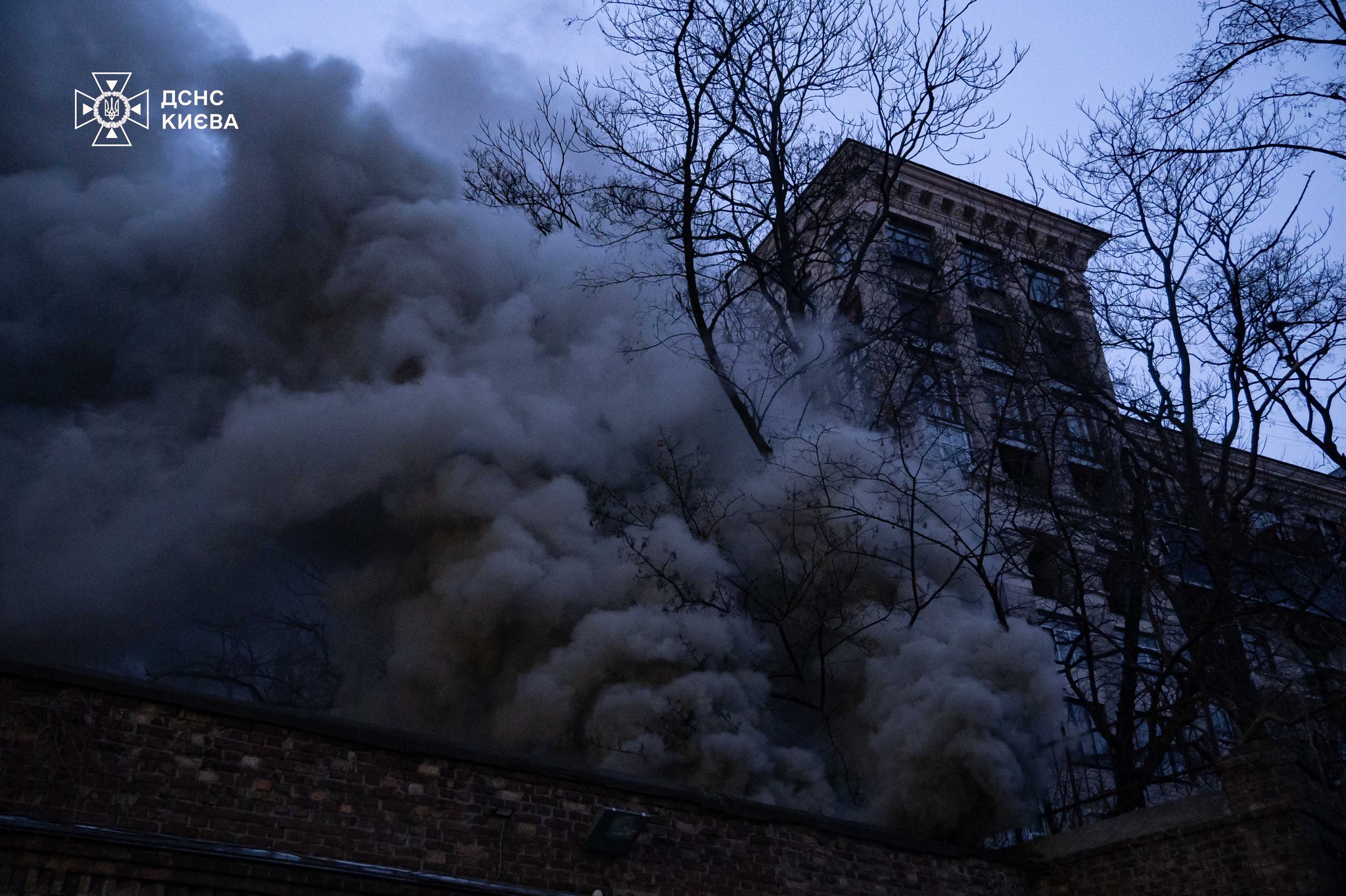 Рятувальники показали, як гасили пожежу у підземному кабельному колекторі в столиці. Відео