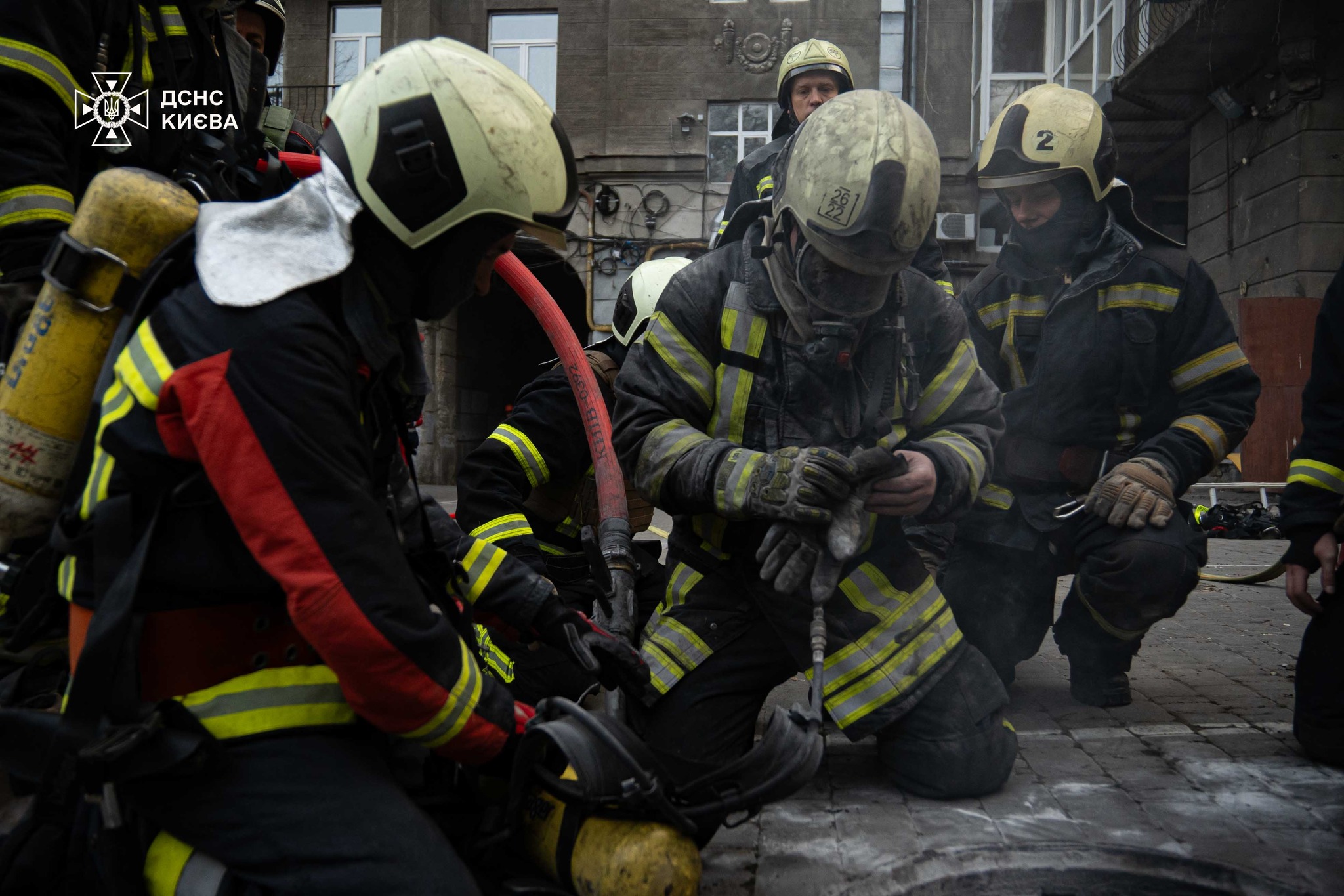 Рятувальники показали, як гасили пожежу у підземному кабельному колекторі в столиці. Відео - фото 2