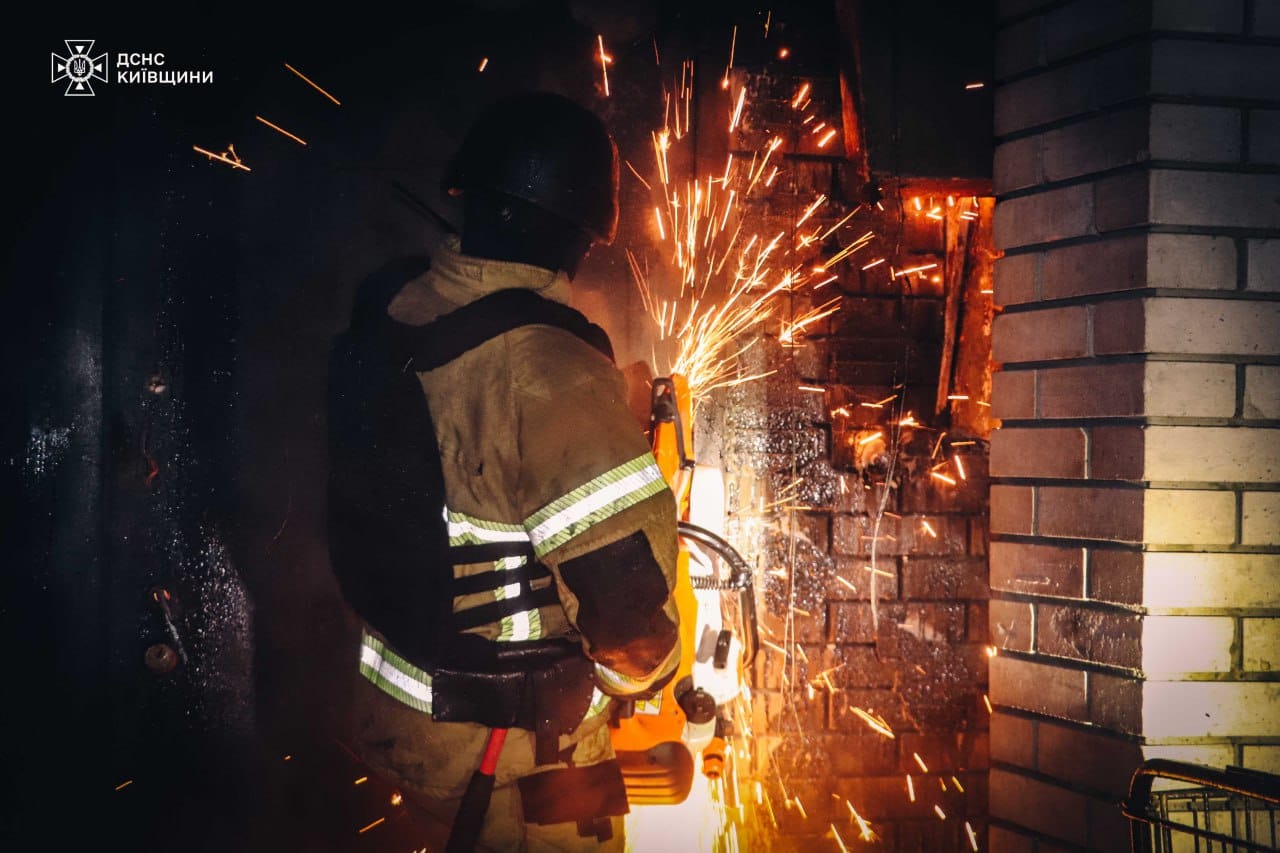 На Київщині внаслідок ворожого обстрілу дитина отримала поранення та контузію - фото 2