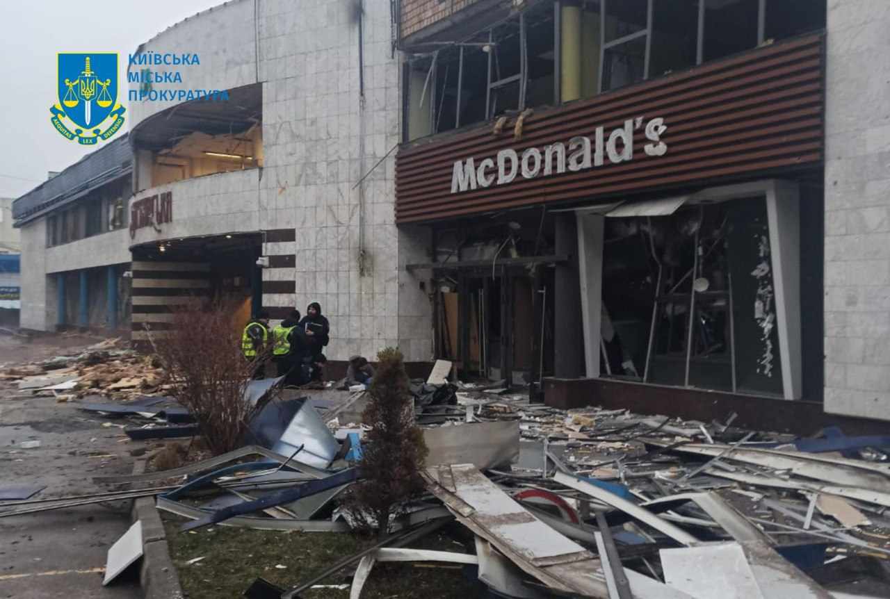 Прокуратура розпочала розслідування за фактом вчинення росією воєнного злочину в Києві - фото 4